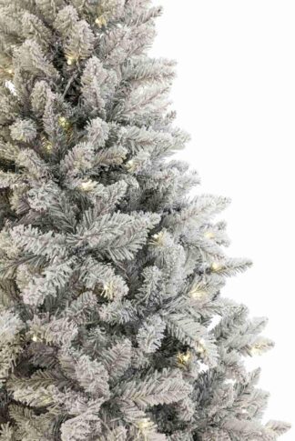 Detail des künstlichen Weihnachtsbaums Weiß-Fichte LED Er hat ein dichtes und breites Erscheinungsbild, die Zweige sind dicht beschnei