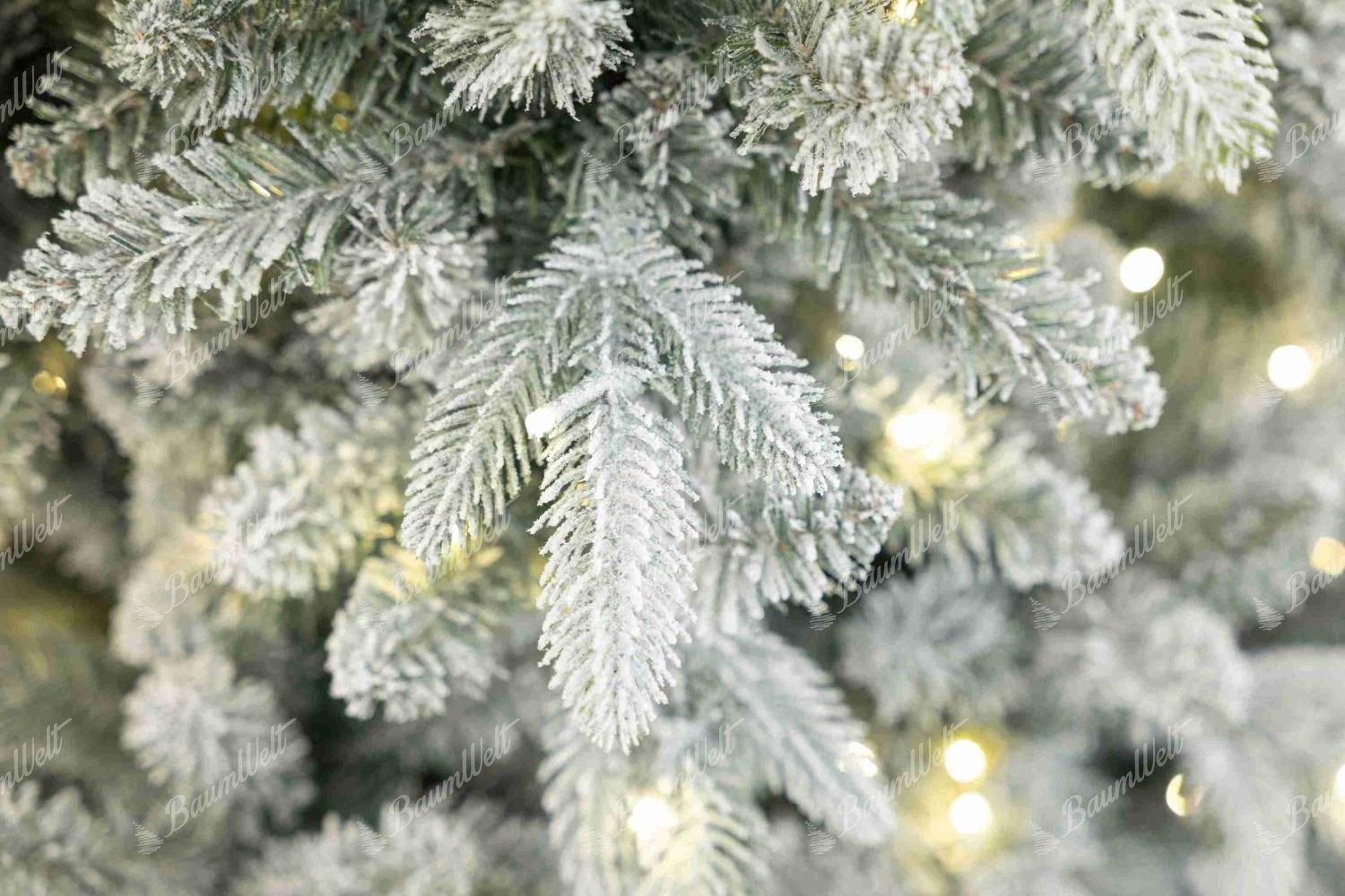 Zweigdetail des künstlichen Weihnachtsbaums 3D-Königsfichte schmal LED Er ist mit dicht beschneiten Zweigen ausgestattet