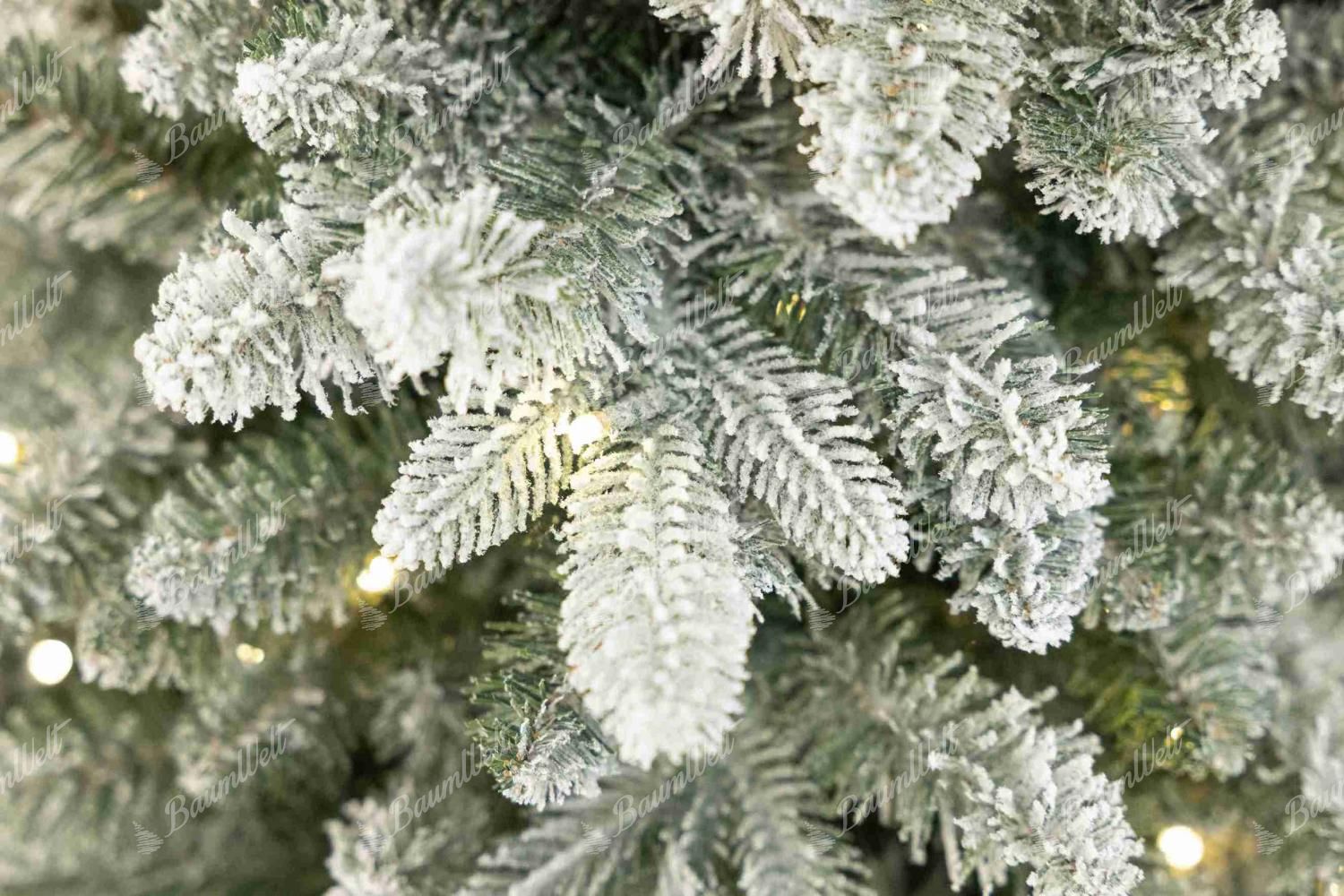 Zweigdetail des künstlichen Weihnachtsbaums 3D-Königsfichte schmal LED Er ist mit dicht beschneiten Zweigen ausgestattet