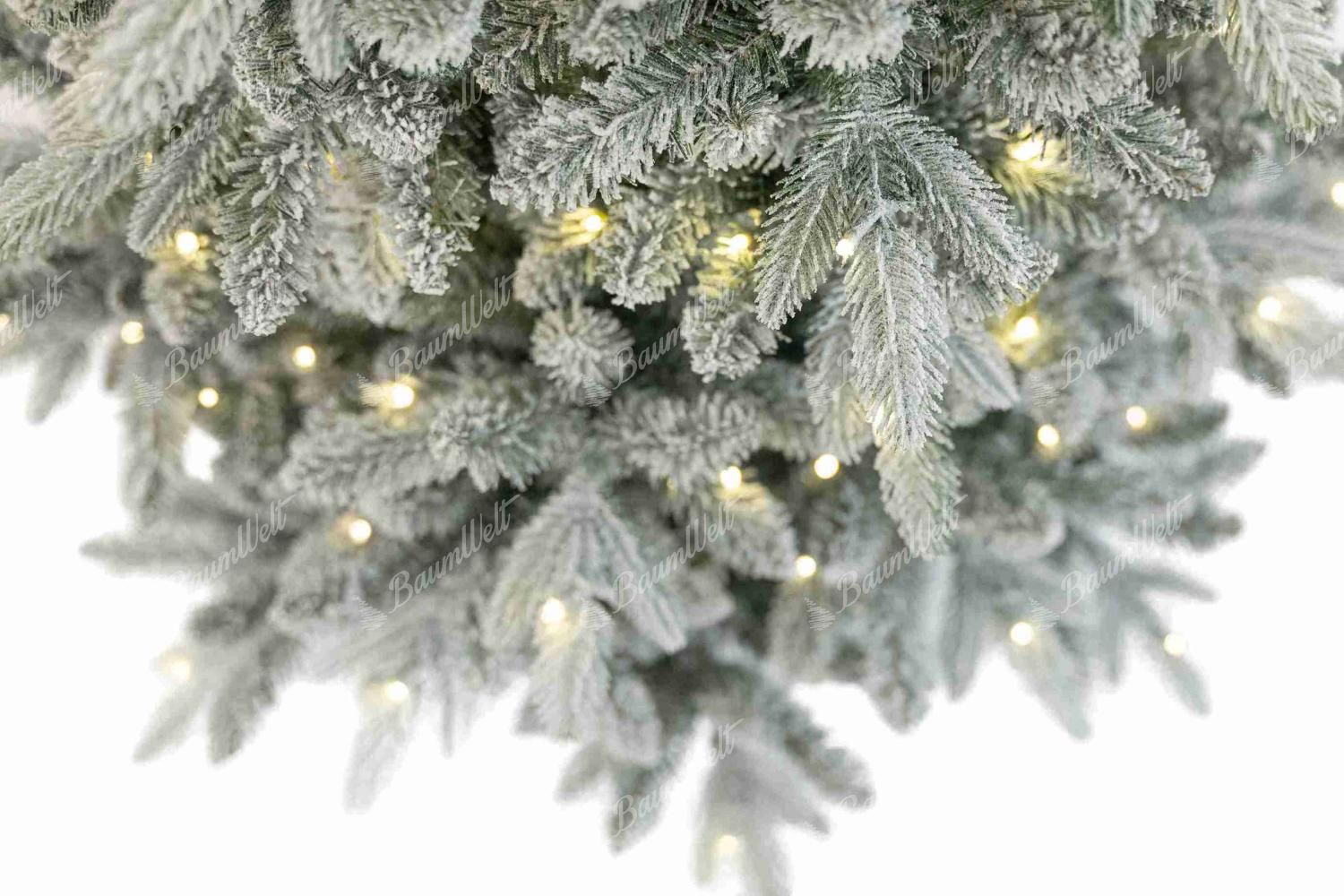 Detail des künstlichen Weihnachtsbaums 3D-Königsfichte schmal LED „Er hat dicht beschneite Zweige mit vormontierter LED-Beleuchtung