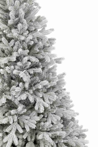Detailansicht des künstlichen Weihnachtsbaums 3D Lappländische Fichte Der Weihnachtsbaum ist dicht und hat dicht beschneites Nadelwerk