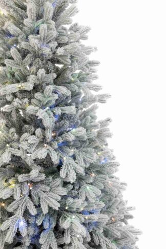 Detailaufnahme des künstlichen Weihnachtsbaums 3D Lappländische Fichte LED Die Zweige sind reichlich mit Kunstschnee bedeckt